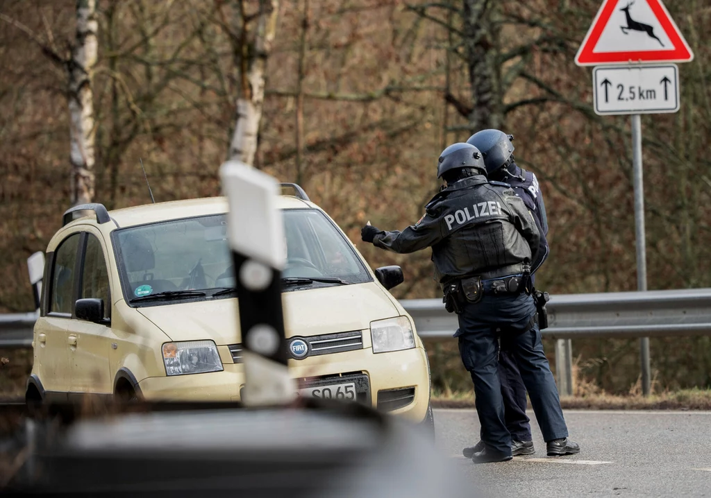 Policyjna blokada po zastrzeleniu policjantów Policyjna blokada po zastrzeleniu policjantów