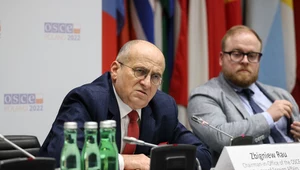 Minister spraw zagranicznych RP Zbigniew Rau oraz rzecznik prasowy MSZ Łukasz Jasina podczas konferencji prasowej po spotkaniu wysokiego szczebla inaugurującym Odnowiony Dialog Organizacji Bezpieczeństwa i Współpracy w Europie (OBWE) nt. Bezpieczeństwa Europejskiego w Wiedniu.