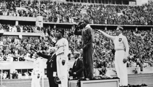 Jesse Owens na najwyższym podium Igrzysk Olimpijskich w Berlinie w 1936 r.