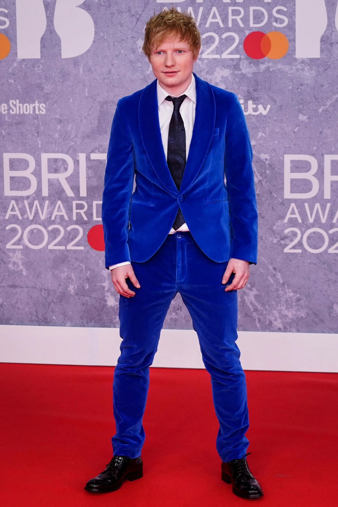 Ed Sheeran na Brit Awards 2022 zaprezentował się w niebieskim garniturze.  Ed Sheeran na Brit Awards 2022 zaprezentował się w niebieskim garniturze.