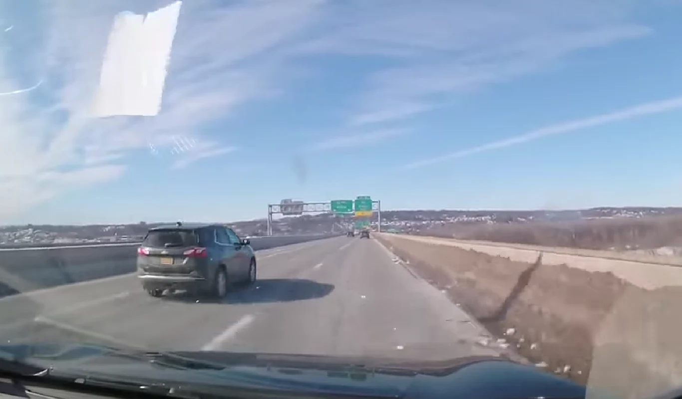 Na autostradzie I-90 w stanie Nowy York tafla lodu spadająca z dachu SUV-a zmiażdżyła przednią szybę jadącego obok auta Na autostradzie I-90 w stanie Nowy York tafla lodu spadająca z dachu SUV-a zmiażdżyła przednią szybę jadącego obok auta
