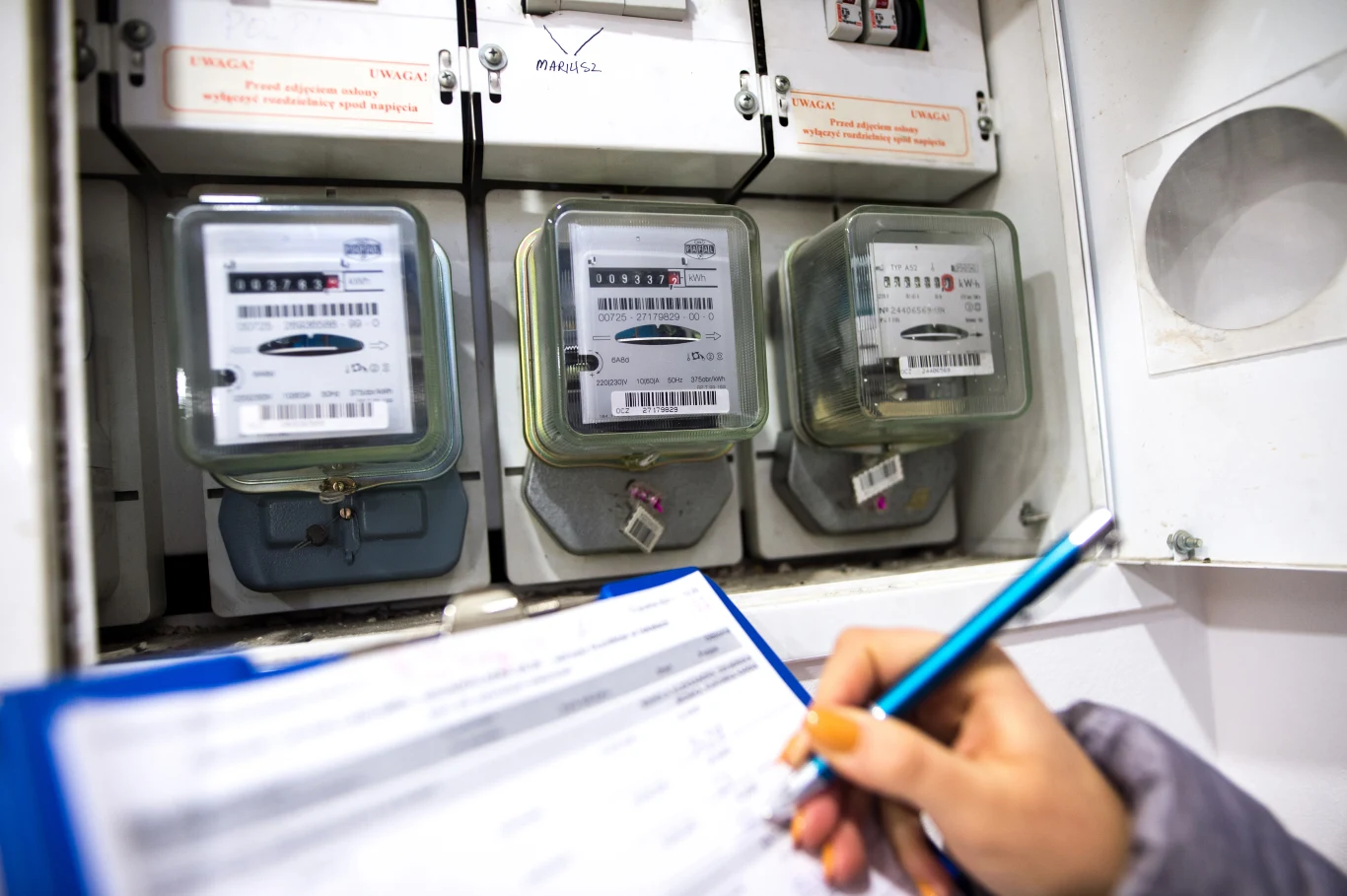 Licznik energii elektrycznej spisywany przez inkasenta (zdjęcie ilustracyjne). Licznik energii elektrycznej spisywany przez inkasenta (zdjęcie ilustracyjne).