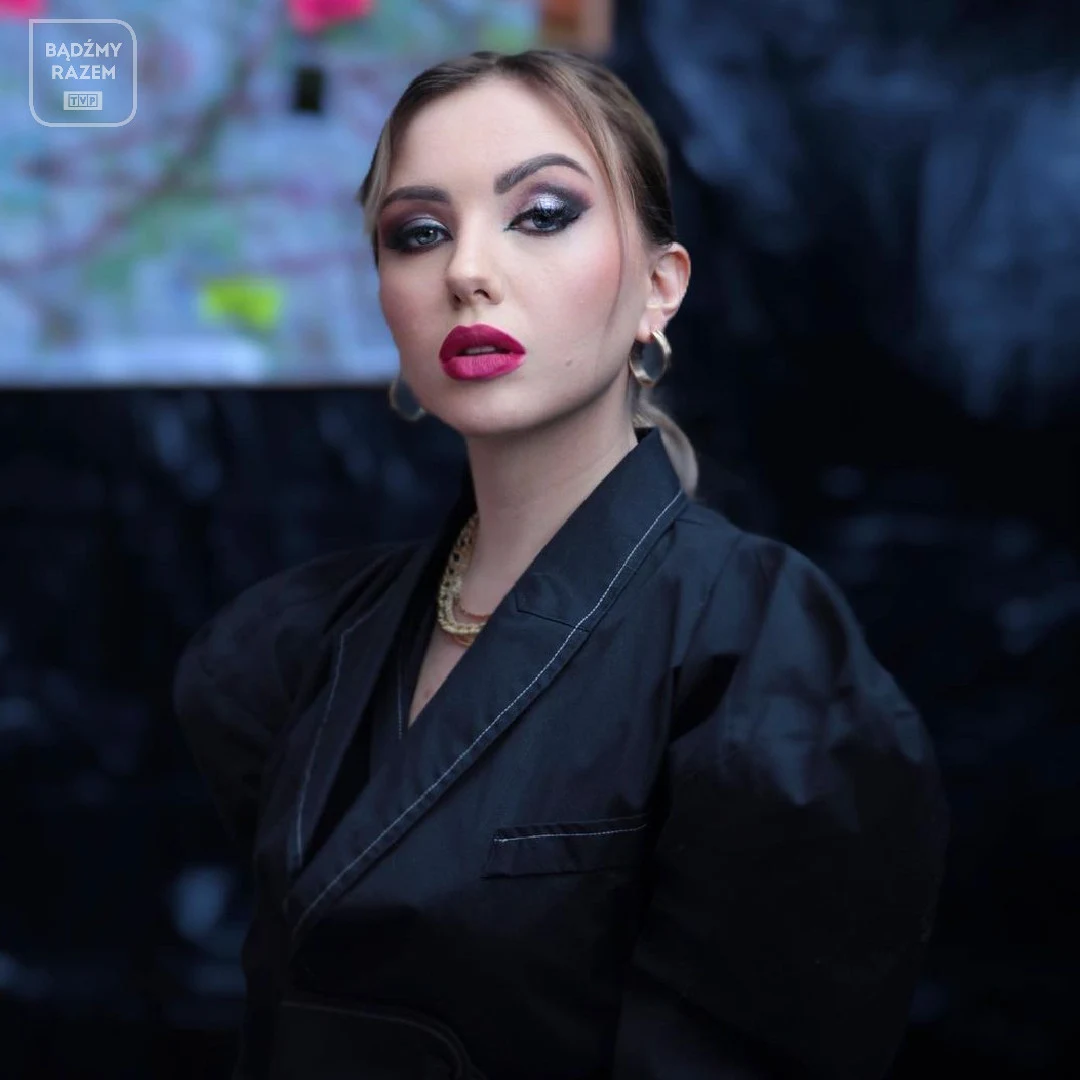 Daria to wokalistka i autorka piosenek, która swoją przygodę z muzyką zaczęła jako dziecko. W wieku 18 lat wyjechała do Londynu, gdzie początkowo studiowała aktorstwo, a następnie podjęła studia w London College of Music. Tam szlifowała umiejętności wokalne. Występowała na legendarnych brytyjskich scenach takich jak: Omeara, O2 Islington czy The Troubadour. Udział w dziesiątej edycji "The Voice of Poland" przyniósł Darii szeroką rozpoznawalność w Polsce. Jej piosenki – "Love Blind", a chwilę później "Paranoia" - w krótkim czasie trafiły na radiowe listy przebojów, zyskując status hitów. Ten ostatni utwór wykona w preselekcjach.