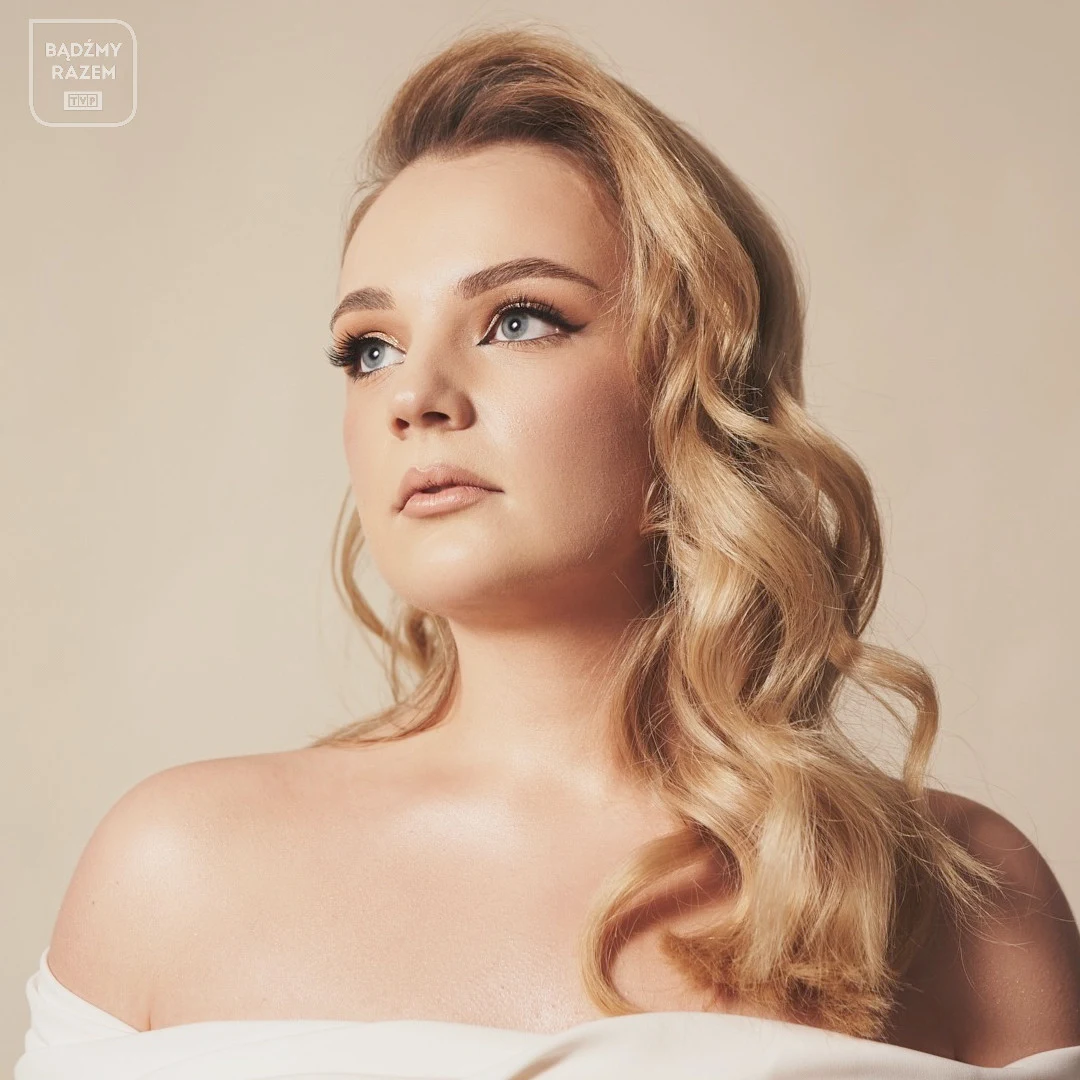 Ania Byrcyn od momentu udziału w "The Voice of Poland" konsekwentnie pnie się po szczeblach muzycznej kariery. Pierwszy samodzielny singiel z 2021 roku przyniósł jej główną nagrodę konkursu "Debiuty" na 58. KFPP w Opolu. Z kolei pierwszy anglojęzyczny singiel pt. "Trigger" dał Ani wygraną na hiszpańskim BravoFestival. Wokalistka ma na swoim koncie udział w kilku produkcjach telewizyjnych oraz gościnny występ na płycie "Sitkowski Band Two Generations – Jazz Meets The Beatles". Ania to Góralka z krwi i kości. Pochodzi z jednego z najstarszych podhalańskich rodów. W konkursie wykona piosenkę "Dokąd".