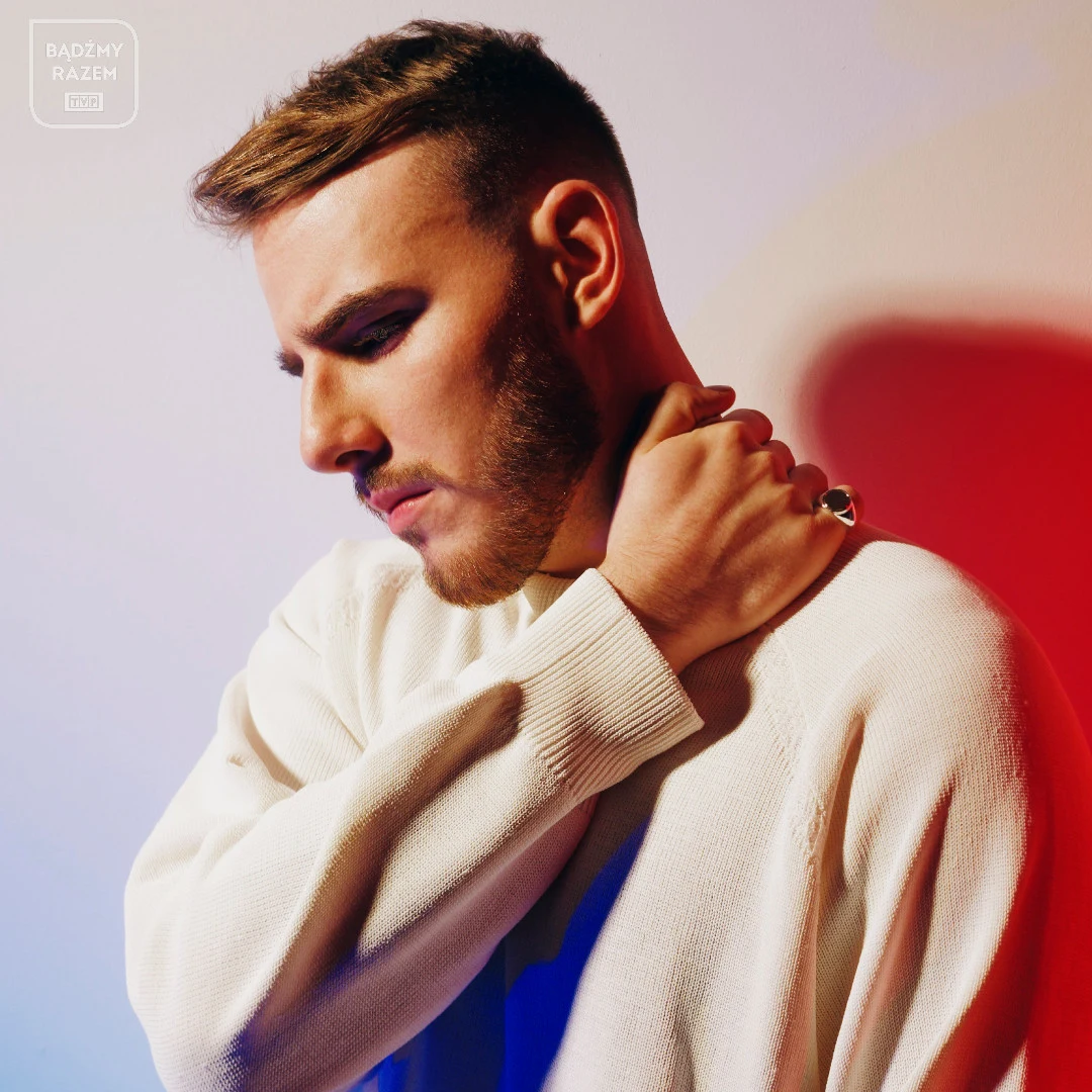 Krystian Ochman to zwycięzca 11. edycji "The Voice of Poland" i wnuk słynnego polskiego tenora, Wiesława Ochmana. To także wokalista i instrumentalista, grający na fortepianie i trąbce. Ochman w programie TVP został okrzyknięty objawieniem i fenomenem muzycznym, a jego pierwszy autorski utwór 'Światłocienie" typowany był na jeden z najlepszych singli autorstwa laureatów "The Voice of Poland". Piosenka zanotowała aż 300 tys. streamów w tydzień i zadebiutowała na Spotify Top 200. Wkrótce singiel uzyskał też status złotej płyty. Kolejnym utworem – zatytułowanym "Prometeusz" - Krystian wygrał konkurs "Premier" na 58. Krajowym Festiwalu Polskiej Piosenki w Opolu. Jako pierwszy polski wokalista wziął też udział w The Circle Sessions. Debiutancki album Krystiana ukazał się w listopadzie 2021 roku. W konkursie zaśpiewa piosenkę "River".