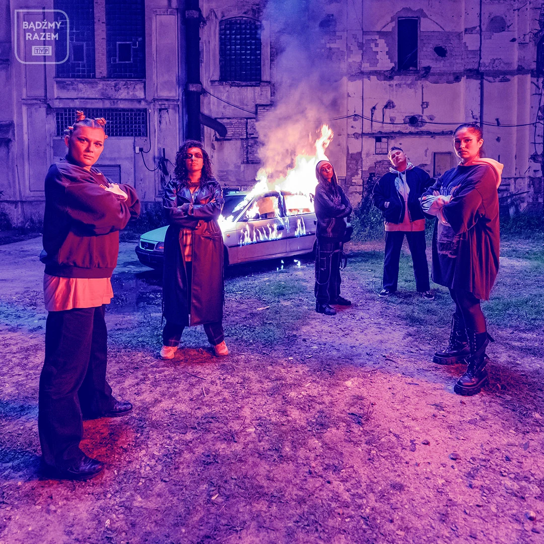 UNMUTE to zespół tworzony przez pięcioro głuchych artystów: Magdalenę Wdowiarz, Julię Kramek, Alinę Jagodzińską, Zuzannę Szymańską i Jakuba Stanisławczyka. We wrześniu 2021 roku grupa opublikowała swój debiutancki singiel zatytułowany "Głośniej od bomb", który spotkał się z niezwykle pozytywnym odbiorem. Twórczość Unmute wymyka się typowym definicjom i gatunkom muzycznym. Teksty grupy tworzone są w polskim języku migowym (PJM). Misją zespołu jest promowanie kultury osób głuchych, równości i inkluzywności. W konkursie wykonają utwór "Głośniej niż decybele".