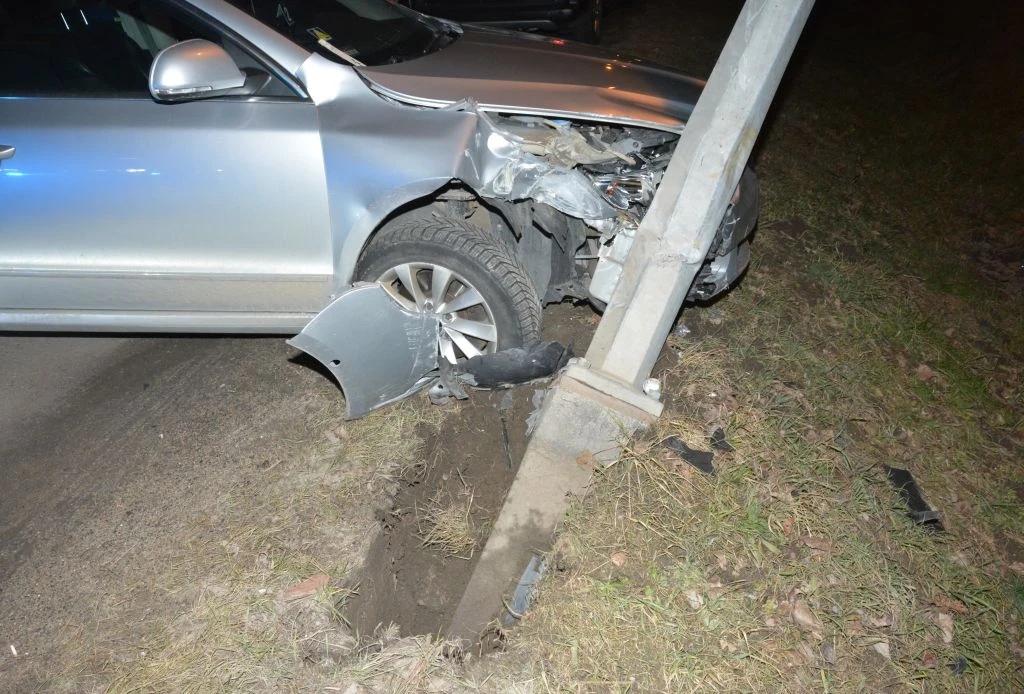 Kobieta wjechała w słup Kobieta wjechała w słup