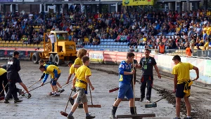Płaczą i płacą. Miliony są dosłownie wyrzucane w błoto
