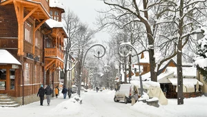 Śnieżny armagedon w Zakopanem? Śnieg wywożą ciężarówkami!