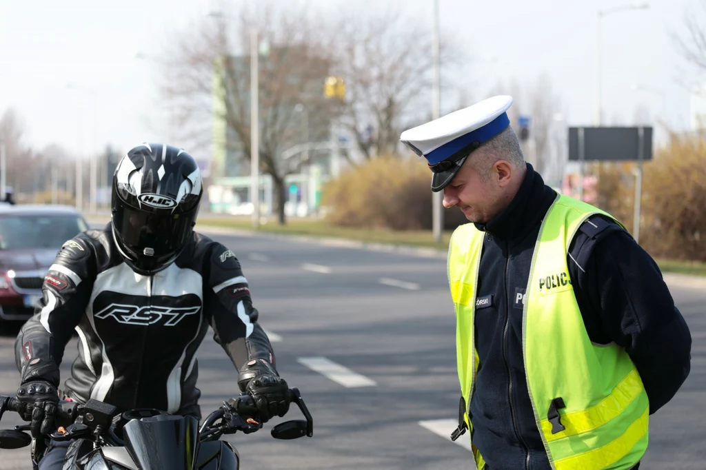 Podczas policyjnej kontroli motocyklista ma siedzieć na motocyklu, chyba, że policjant wyda mu inne polecenie