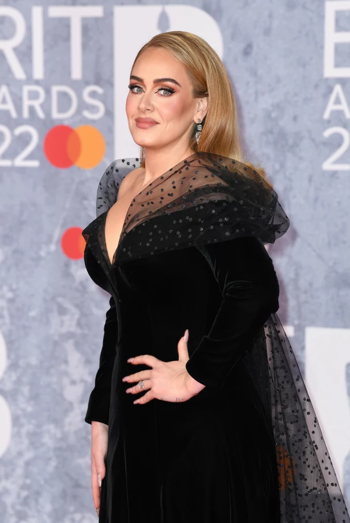 Adele pozowała podczas gali z diamentowym pierścionkiem 