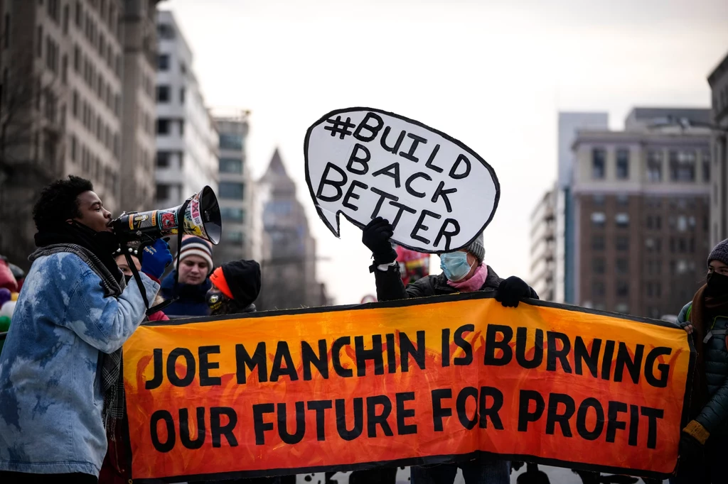 Pod koniec stycznia Amerykanie i Amerykanki wyszli na ulice, aby zaprotestować przeciwko wstrzymaniu prac nad dofinansowaniem zielonej transformacji. Transparent na zdjęciu mówi: "Joe Manchin pali naszą przyszłość dla zysku"