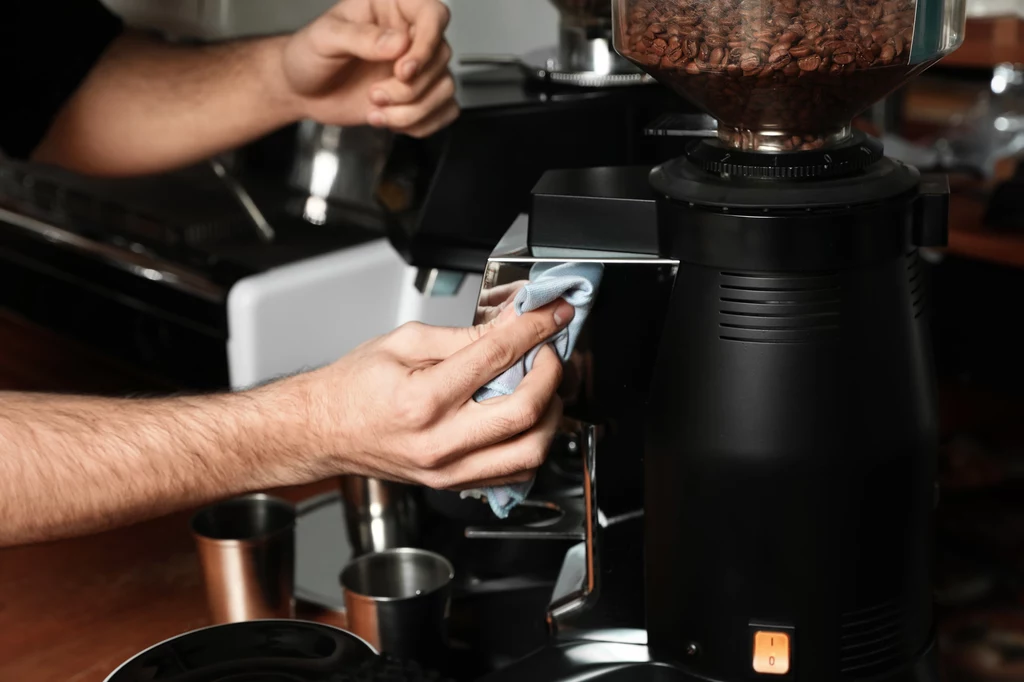 Regularne odkamienianie ekspresu do kawy jest bardzo ważne, ponieważ dzięki temu urządzenie prawidłowo pracuje