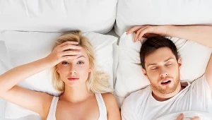 Osoby chrapiące mają skłonność do depresji, problemy z nadmierną potliwością w nocy, jak i - w przypadku mężczyzn - obniżoną potencją