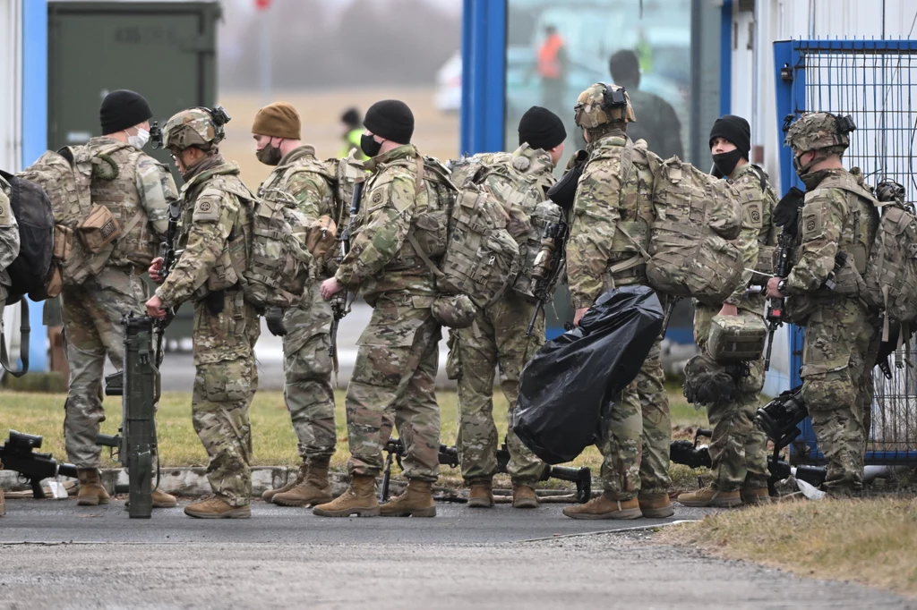 Żołnierze 82. Dywizji Powietrznodesantowej USA po opuszczeniu samolotu na lotnisku w podrzeszowskiej Jasionce Żołnierze 82. Dywizji Powietrznodesantowej USA po opuszczeniu samolotu na lotnisku w podrzeszowskiej Jasionce