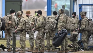 Żołnierze 82. Dywizji Powietrznodesantowej USA po opuszczeniu samolotu na lotnisku w podrzeszowskiej Jasionce