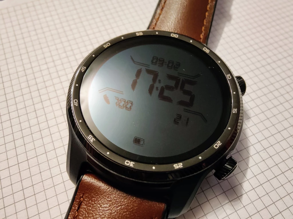 Mobvoi TicWatch Pro 3 Ultra ma odrobinę militarny charakter, ale smartwatch ten będzie pasował nawet do koszuli.