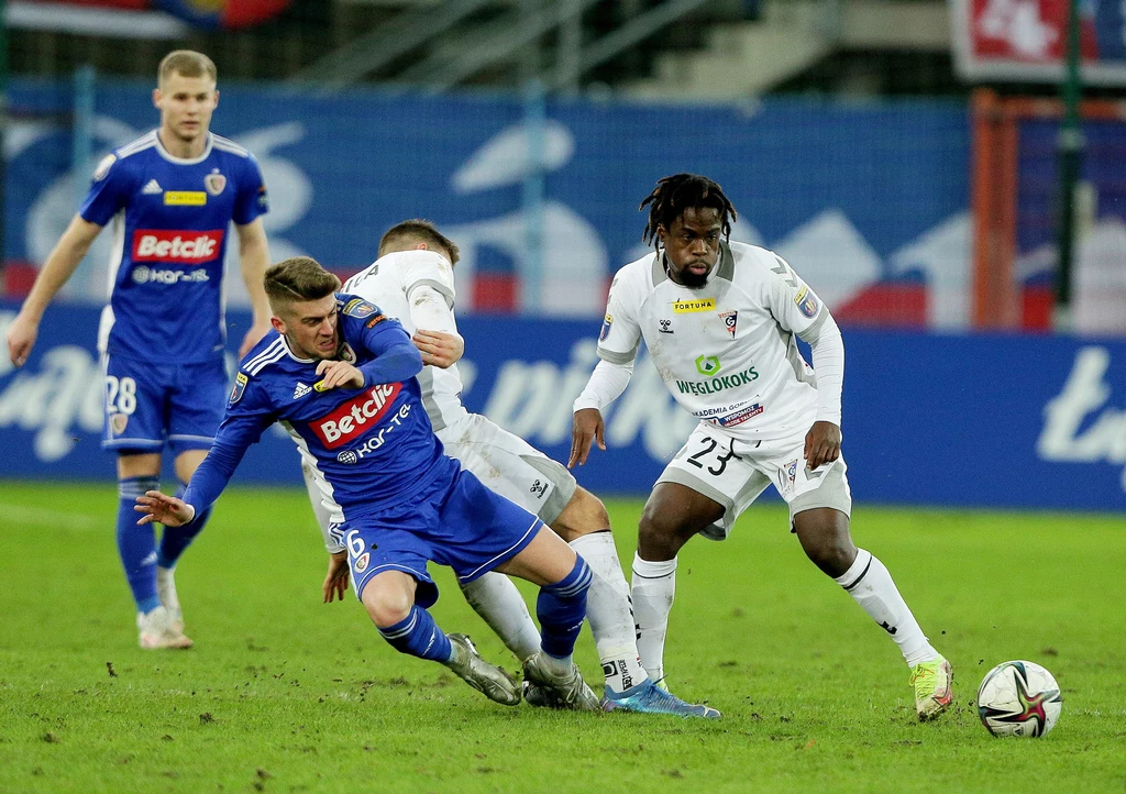 Piłkarz Piasta Gliwice Michał Chrapek (z lewej) i Jean Jules Mvondo z Górnika Zabrze podczas meczu 1/8 finału Pucharu Polski Piłkarz Piasta Gliwice Michał Chrapek (z lewej) i Jean Jules Mvondo z Górnika Zabrze podczas meczu 1/8 finału Pucharu Polski