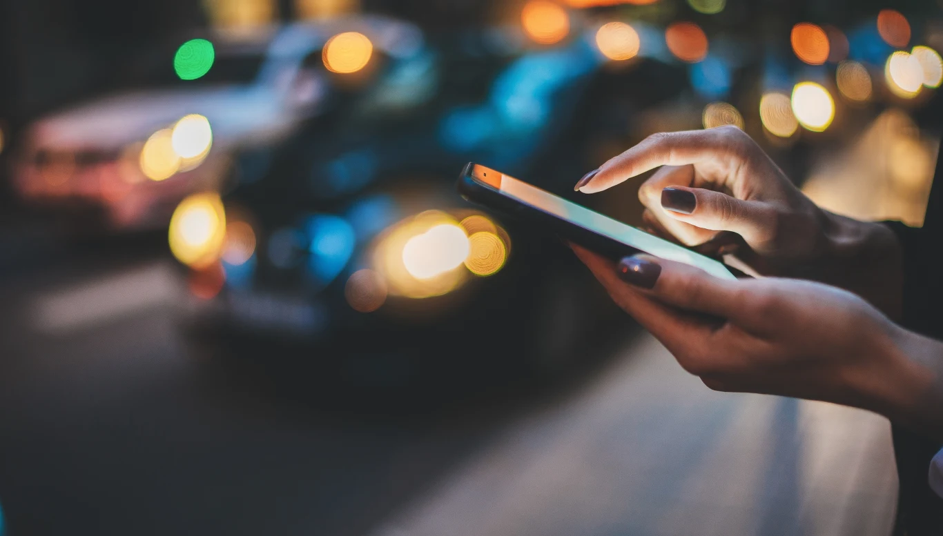 Przed wyjazdem na zagraniczny urlop wyłącz te ustawienia w iPhonie. Sporo oszczędzisz Przed wyjazdem na zagraniczny urlop wyłącz te ustawienia w iPhonie. Sporo oszczędzisz