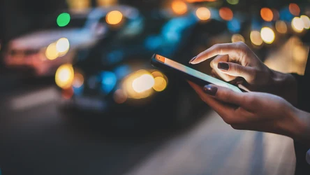 ​Przed wyjazdem na zagraniczny urlop wyłącz te ustawienia w iPhonie. Sporo oszczędzisz