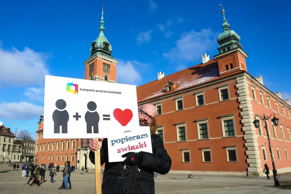 Akcja walentynkowa Kampanii Przeciw Homofobii z 2017 roku "Popieram związki"