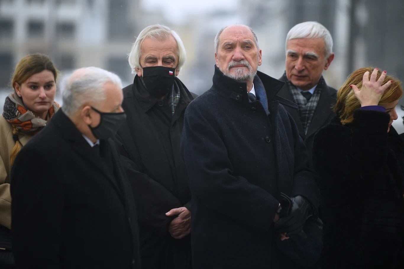 Prezes PiS Jarosław Kaczyński i były szef MON Antoni Macierewicz w czasie obchodów miesięcznicy smoleńskiej w grudniu 2021 Prezes PiS Jarosław Kaczyński i były szef MON Antoni Macierewicz w czasie obchodów miesięcznicy smoleńskiej w grudniu 2021