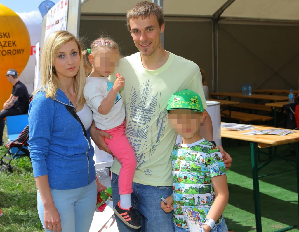 Justyna Żyła z dziećmi i byłym mężem