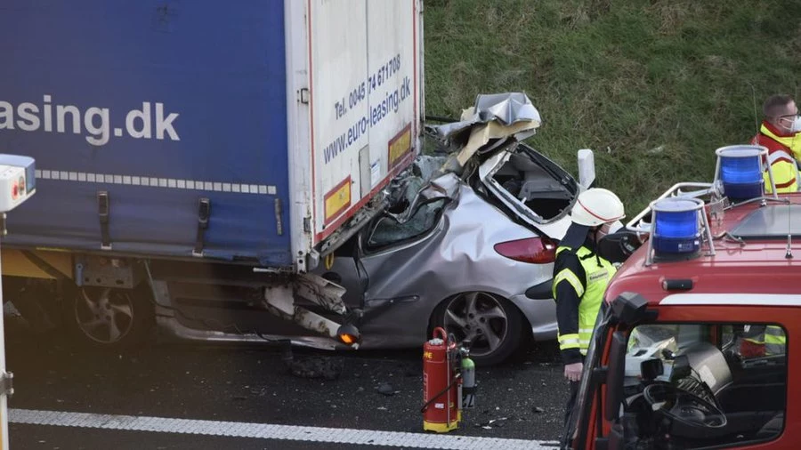 Na autostradzie A74 w pobliżu niderlandzko-niemieckiej granicy 50-latek wbił się pod naczepę stojącą na pasie awaryjnym. Zmarł na miejscu