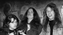 Cliff Burton (w środku) przyszedł na świat 10 lutego 1962 roku. Był jednym z trójki rodzeństwa. Według rodziców, był bardzo dobrym uczniem, dodatkowo uzdolnionym muzycznie.

Jego starszy brat zmarł 19 maja 1975 roku, a niedługo po tym Cliff zaczął uczyć się gry na basie. Początkowo zniechęcał się, bo nauka nie szła mu za dobrze, ale wkrótce opanował tajniki instrumentu. 

Miał bardzo wymagającego nauczyciela, który nie uczył go gry przez tabulaturę, ale zapis nutowy. Z czasem zaczął interesować się barokową muzyką klasyczną, ale także popularnymi wówczas Discharge czy The Misfits.

Na zdjęciu z Metalliką w 1984 roku.