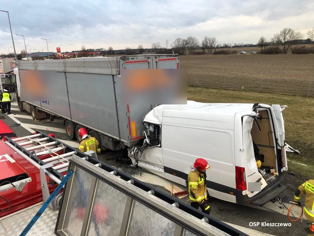 W wyniku najechania na tył naczepy na miejscu zmarły 3 osoby podróżujące Mercedesem Sprinterem