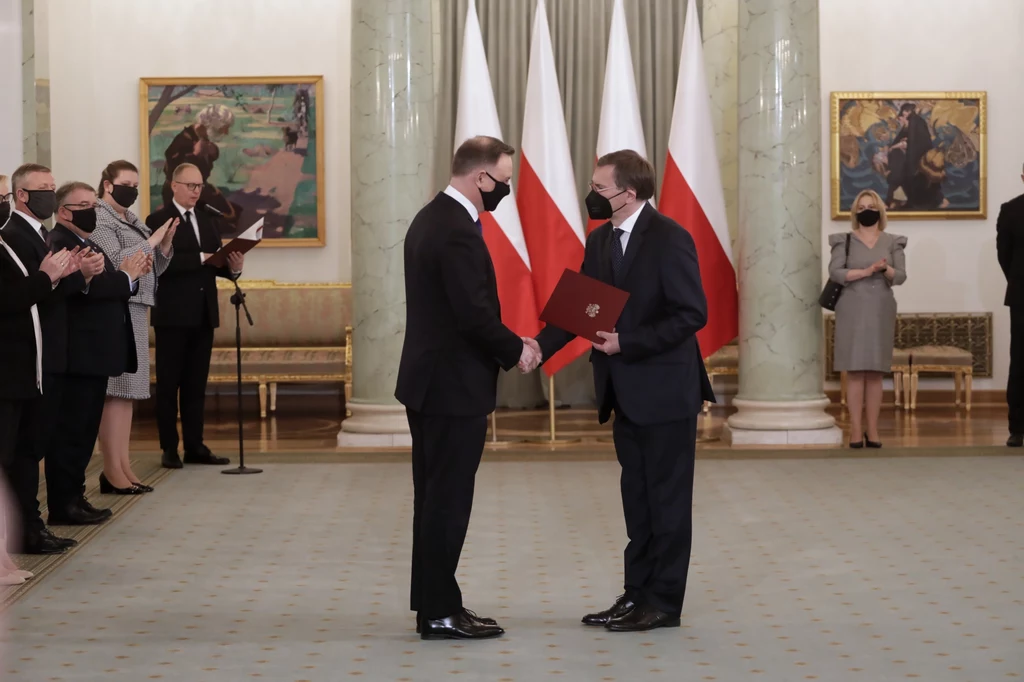 Andrzej Duda wręcza powołanie na prezesa NSA Jackowi Chlebny Andrzej Duda wręcza powołanie na prezesa NSA Jackowi Chlebny