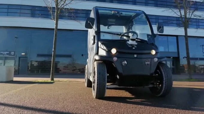 Samochód "Fetch" podjeżdża bez kierowcy po kliknięciu na aplikację w smarfonie Samochód "Fetch" podjeżdża bez kierowcy po kliknięciu na aplikację w smarfonie