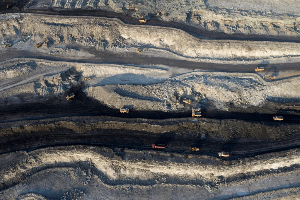 Widok z lotu ptaka na kopalnie węgla w Ejin Horo Banner w Chinach.