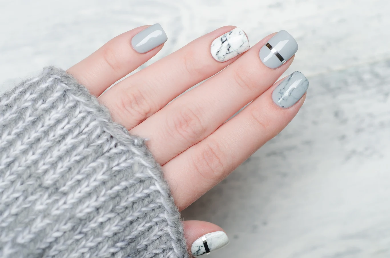 Marmurkowy manicure jest niezwykle uniwersalny i pasuje do wielu kolorów Marmurkowy manicure jest niezwykle uniwersalny i pasuje do wielu kolorów