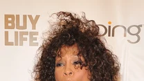Whitney Houston podczas gali dobroczynnej w 2010 roku. W ostatnich miesiącach życia gwiazda zaangażowała się w powstawanie filmu "Sparkle" - była to jednocześnie jej ostatnia rola i aktywność zawodowa. 

11 lutego 2012 roku piosenkarka została znaleziona w wannie pełnej wody - z jej nosa płynęła strużka krwi. Gwiazda nie dawała oznak życia. Na początku podano, że Houston utopiła się. Wkrótce koroner podał informację, że w jej krwi znajdowały się ślady marihuany, antyhistaminy, leku zwiotczającego mięśnie i leku przeciwlękowego. Gwiazda musiała regularnie przyjmować kokainę, która spowodowała także problemy z sercem - ten czynnik miał być również znaczący w jej przedwczesnym zgonie.
