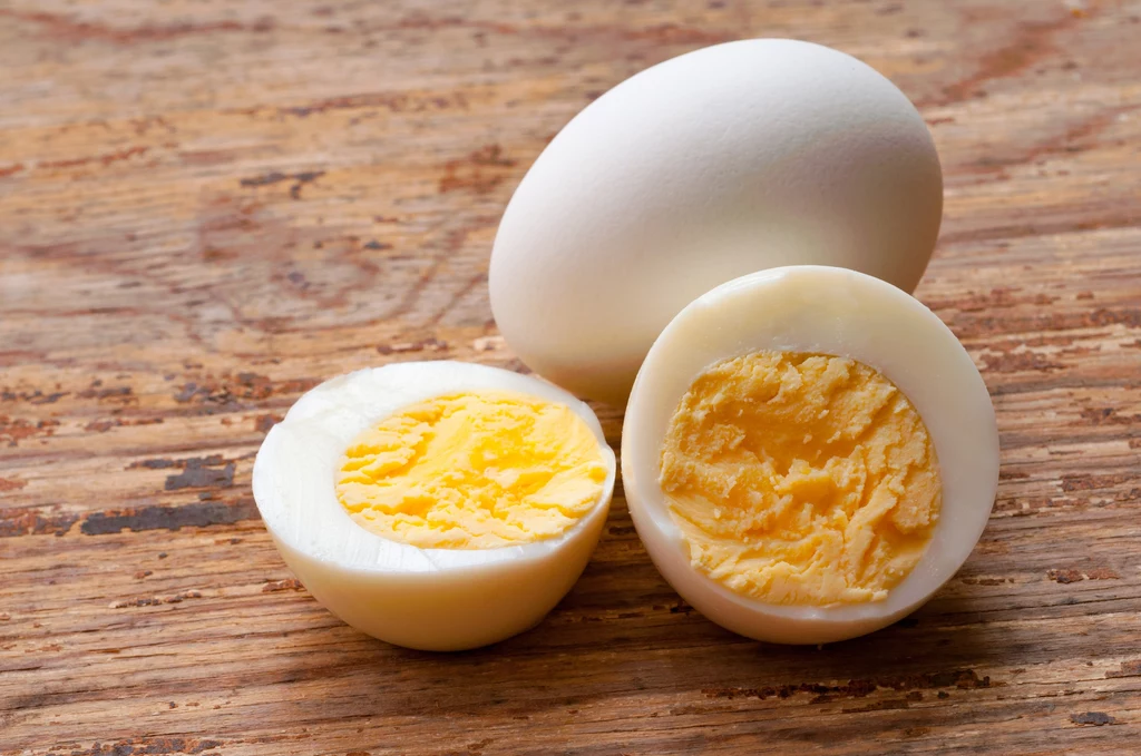 Jajka ugotowane na twardo w skorupkach lub bez mogą być przechowywane w lodówce do siedmiu dni