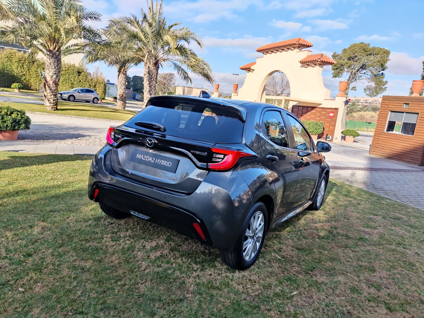 Mazda 2 Hybrid powstała tylko w jednym celu 