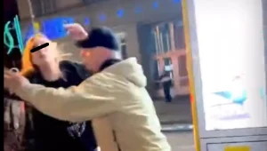 "Brudny cudzoziemiec". Nastolatka pobita na tle rasowym w Berlinie