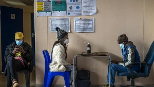 Ludzie rejestrują się na szczepienie COVID-19 w szpitalu w RPA