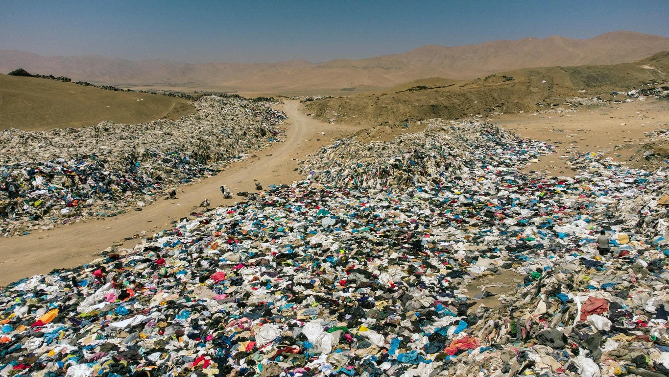 Zużyte ubrania częściej trafiają na składowiska odpadów niż do recyklingu