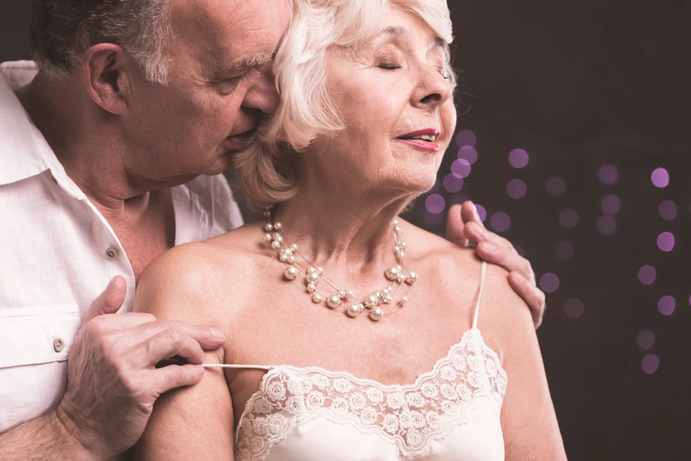 Seks po pięćdziesiątce ma same plusy. Wreszcie nie bierzemy do łóżka iluzji i planów na życie - przekonuje ekspertka