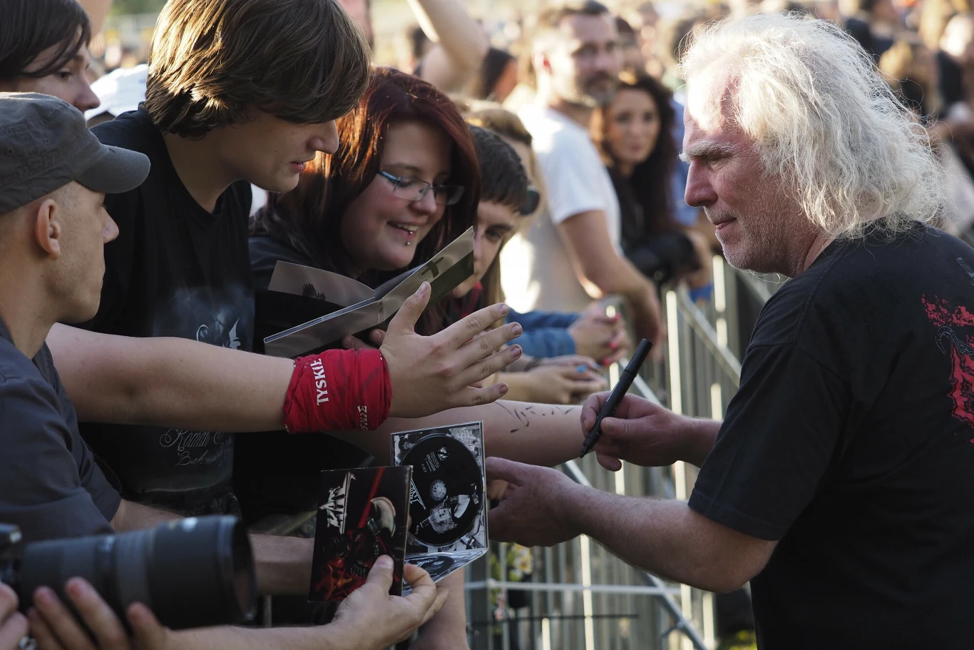 Po raz pierwszy o problemach zdrowotnych muzyka dowiedzieliśmy się w 2019 roku, gdy był zmuszony z ich powodu odwołać zaplanowane koncerty zespołu Kat & Roman Kostrzewski. Po raz pierwszy o problemach zdrowotnych muzyka dowiedzieliśmy się w 2019 roku, gdy był zmuszony z ich powodu odwołać zaplanowane koncerty zespołu Kat & Roman Kostrzewski.