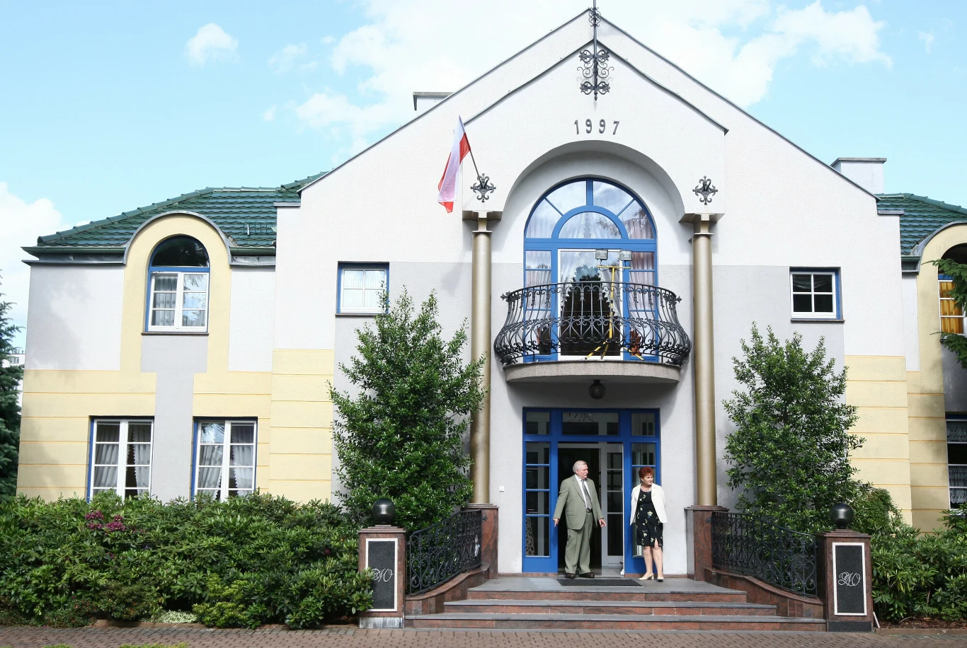 Lech Wałęsa z żoną Danutą przed wejściem do domu Lech Wałęsa z żoną Danutą przed wejściem do domu