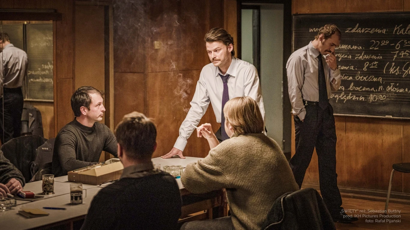 Akcja filmu "Święty" dzieje się w latach 80. Andrzej Baran, porucznik Milicji Obywatelskiej, zostaje przydzielony do najtrudniejszej sprawy, z jaką do tej pory musiał się zmierzyć w swojej karierze. Wydaje się, że nikt nie chce, aby udało mu się rozwiązać zagadkę...