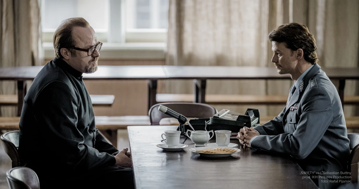 W głównych rolach występują: Mateusz Kościukiewicz, Lena Góra, Dobromir Dymecki i Leszek Lichota. Zdjęcia autorstwa Łukasza Gutta - nagrodzonego Złotym Lwem w na ostatnim Festiwalu Polskich Filmów Fabularnych w Gdyni -  realizowane były między innymi w gotyckich wnętrzach katedry gnieźnieńskiej oraz w Poznaniu.