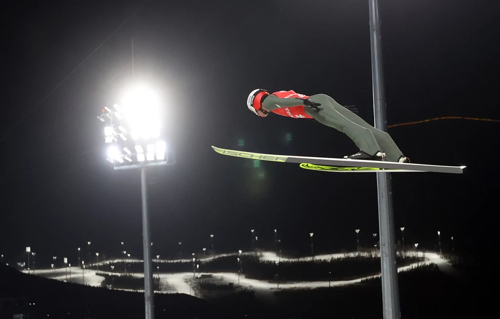 Skoki narciarskie na igrzyskach w Pekinie 2022. Gdzie oglądać dzisiaj konkurs indywidualny na dużym obiekcie w tv i online? Na zdjęciu Kamil Stoch