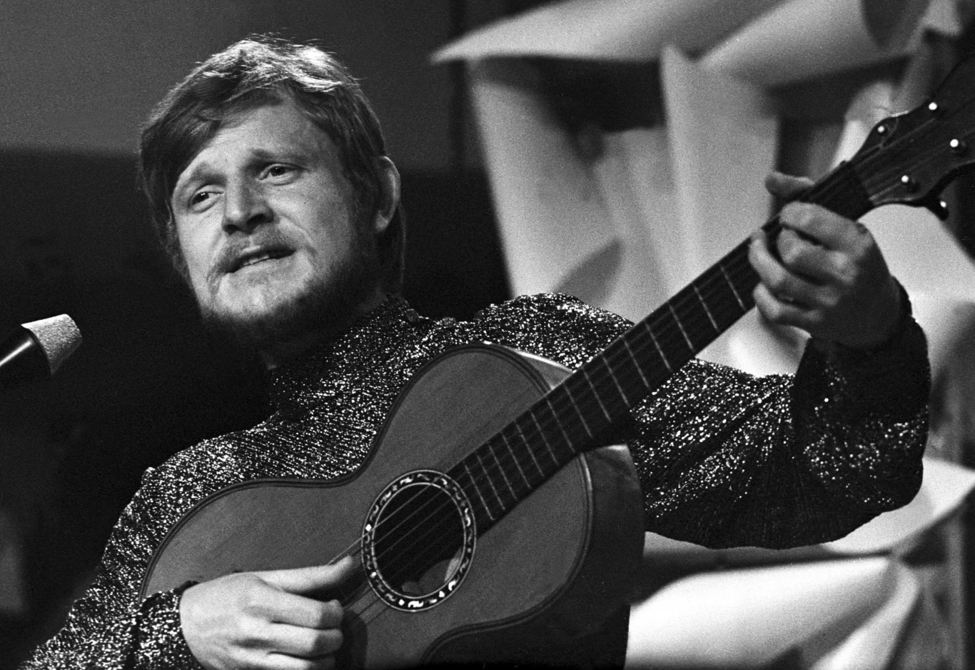 Choć ówczesna młodzież szalała w rytmach big-bitu czy rodzącego się rock'n'rolla, na scenie znalazło się też miejsce dla obdarzonego ciepłym głosem Piotra Szczepanika. Wokalista zaczął nagrywać początkowo z zespołami Tajfuny i Ricercar '64. Wkrótce trafił na Festiwal Piosenki Polskiej w Opolu. Choć ówczesna młodzież szalała w rytmach big-bitu czy rodzącego się rock'n'rolla, na scenie znalazło się też miejsce dla obdarzonego ciepłym głosem Piotra Szczepanika. Wokalista zaczął nagrywać początkowo z zespołami Tajfuny i Ricercar '64. Wkrótce trafił na Festiwal Piosenki Polskiej w Opolu.