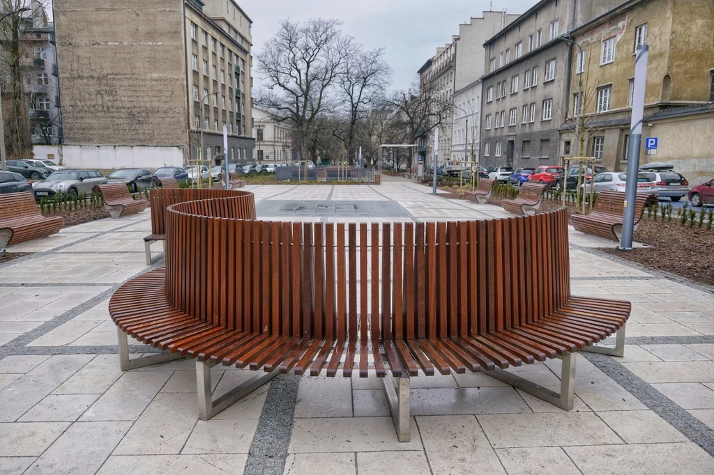 Na placu Biskupim w Krakowie stanęła tzw. ławka rzeźbiarska. Jej koszt zwala z nóg