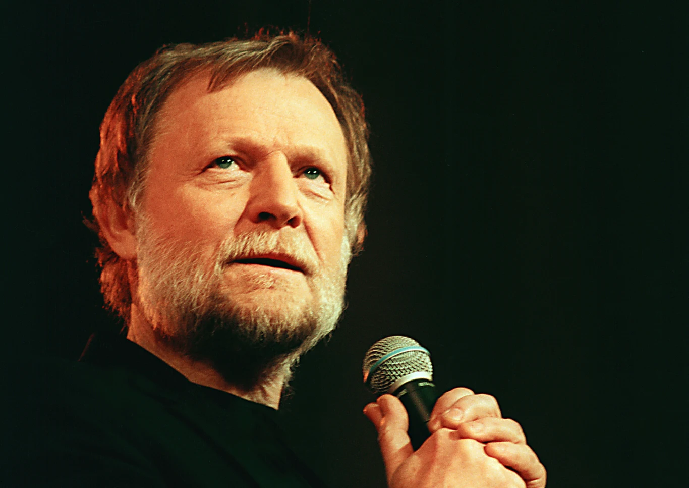 Koncertował również solo z gitarą, by na początku lat 80. stać się jednym z bardów "Solidarności" (obok Jacka Kaczmarskiego czy Przemysława Gintrowskiego). Podczas "karnawału Solidarności" prezentował patriotyczny program "Rok 1831 - poezja, pieśni polskich powstań narodowych". W 1981 roku organizował Festiwal Piosenki Prawdziwej, a w kolejnych latach koncertował głównie po kościołach. Koncertował również solo z gitarą, by na początku lat 80. stać się jednym z bardów "Solidarności" (obok Jacka Kaczmarskiego czy Przemysława Gintrowskiego). Podczas "karnawału Solidarności" prezentował patriotyczny program "Rok 1831 - poezja, pieśni polskich powstań narodowych". W 1981 roku organizował Festiwal Piosenki Prawdziwej, a w kolejnych latach koncertował głównie po kościołach.