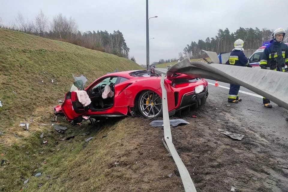 Ferrari 488 Pista rozbite na drodze ekspresowej S10 pod Piłą warte było ponad 1,3 miliona złotych